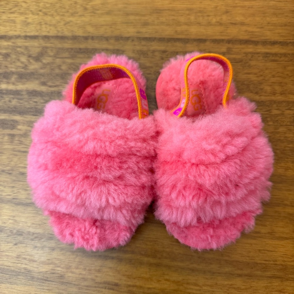 UGG Kids Fluff yeah logo slides